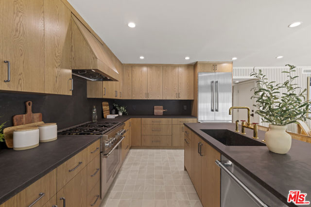 11268 Dona Lola Drive, Studio City CA: https://media.crmls.org/mediaz/c3b1a7a7-f87b-48a1-a14f-755b91bea43c.jpg