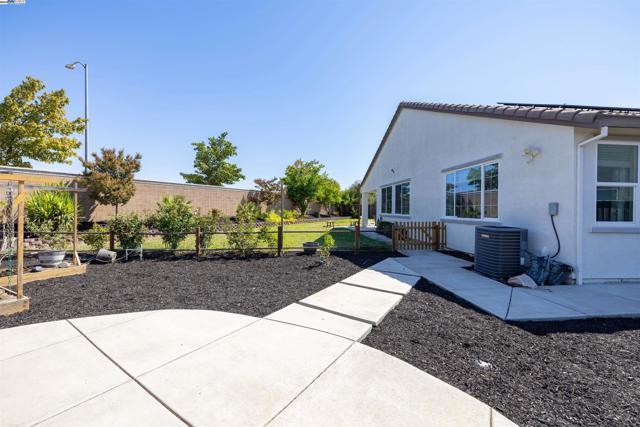 917 Talaria Ct, Oakley CA: https://media.crmls.org/mediaz/c3b1bfbe-0211-4870-b909-5bae1be716a9.jpg