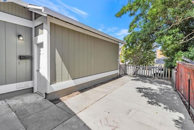 1290 Canterbury, Hercules CA: https://media.crmls.org/mediaz/c3b2f7fb-5831-4cbf-b293-44003cb8079e.jpg