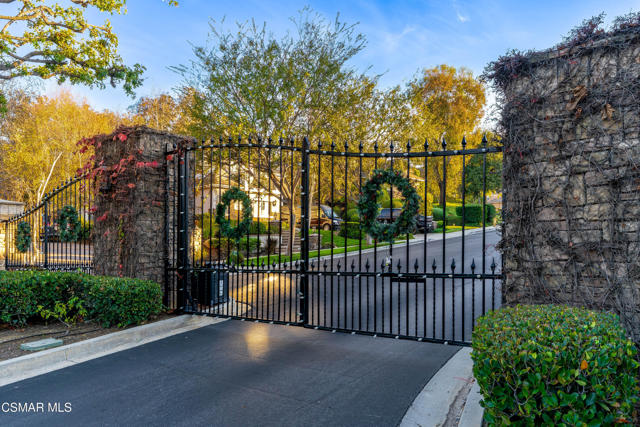 551 Rustic Hills Drive, Simi Valley CA: https://media.crmls.org/mediaz/c3b30ea8-feac-4be0-b473-6936fdadc3ae.jpg