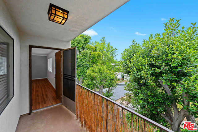 12801 Moorpark Street, Studio City CA: https://media.crmls.org/mediaz/c3b3a21f-850c-4a75-afc3-efa5490af22c.jpg