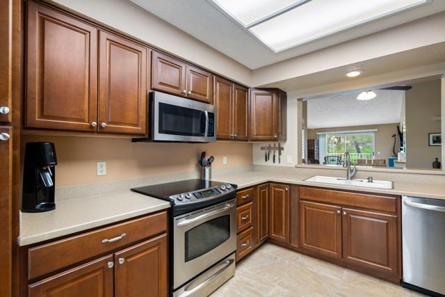 285 Desert Falls E Drive, Palm Desert CA: https://media.crmls.org/mediaz/c3b3cd1b-a300-4fec-93c9-e6c9e60c878b.jpg