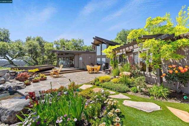 1176 Brown Ave, Lafayette CA: https://media.crmls.org/mediaz/c3b46984-2617-4141-a0c4-fbcf1bbba47b.jpg