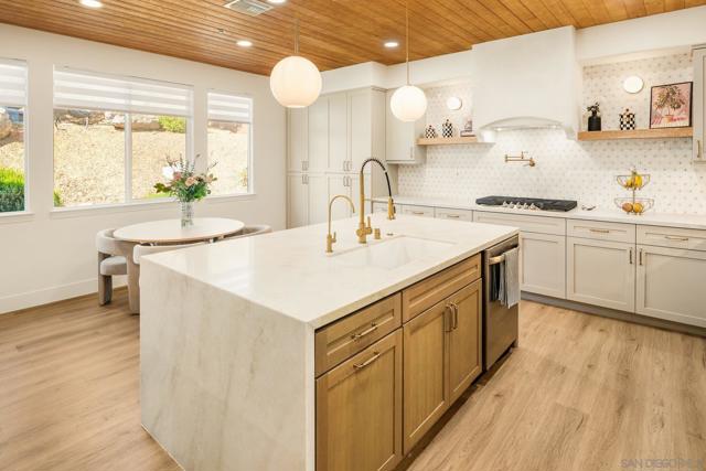 10528 Pinion Trl, Escondido CA: https://media.crmls.org/mediaz/c3b4e851-8a58-4e3b-9323-7fd554d0c6f3.jpg