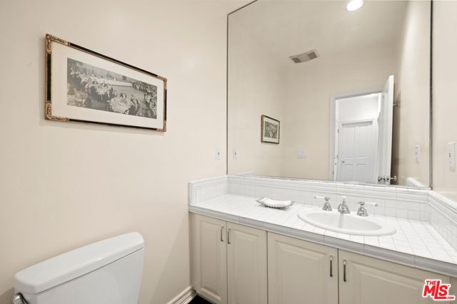 603 Ocean Avenue, Santa Monica CA: https://media.crmls.org/mediaz/c3b4f913-d5ae-4972-85be-effef57cd0f4.jpg