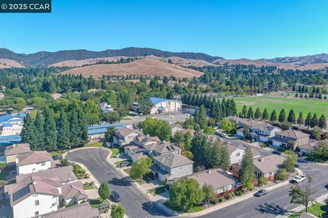 10 Narcissus Ct, Danville CA: https://media.crmls.org/mediaz/c3b513b0-6f04-4d89-8b55-0fad023276d4.jpg