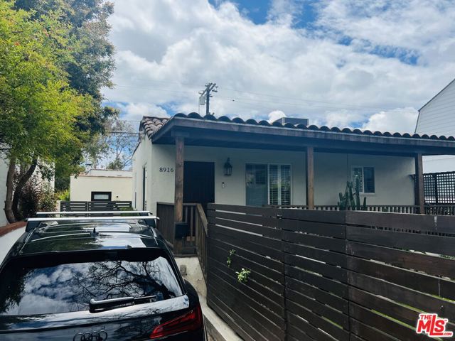 8916 Cadillac Avenue, Los Angeles CA: https://media.crmls.org/mediaz/c3b66a82-6766-4cb0-b3d5-542318342931.jpg
