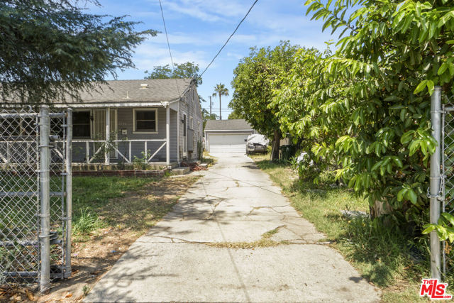 6833 Simpson Avenue, North Hollywood CA: https://media.crmls.org/mediaz/c3b77f83-77ef-4142-a32a-6de851ce8539.jpg