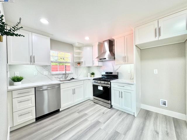 20595 Center St, Castro Valley CA: https://media.crmls.org/mediaz/c3b840da-c54d-4d0f-b000-05a548ef0e45.jpg