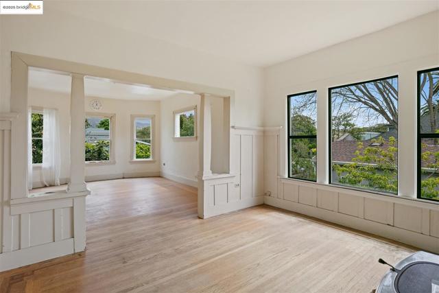 1406 Kains Ave, Berkeley CA: https://media.crmls.org/mediaz/c3b86daf-feea-4df3-977d-0c0276cd99ff.jpg
