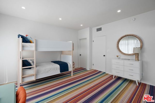 5205 Ocean Front Walk, Marina del Rey CA: https://media.crmls.org/mediaz/c3b88d22-ab38-481f-80c0-4e571028fbdf.jpg