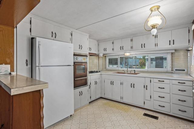 82 Shirle Lane, Oceanside CA: https://media.crmls.org/mediaz/c3b89873-71af-47b5-8b05-f95c7d7853b7.jpg