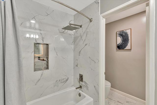 Image 18 of 31 For 39139 Argonaut Way  111