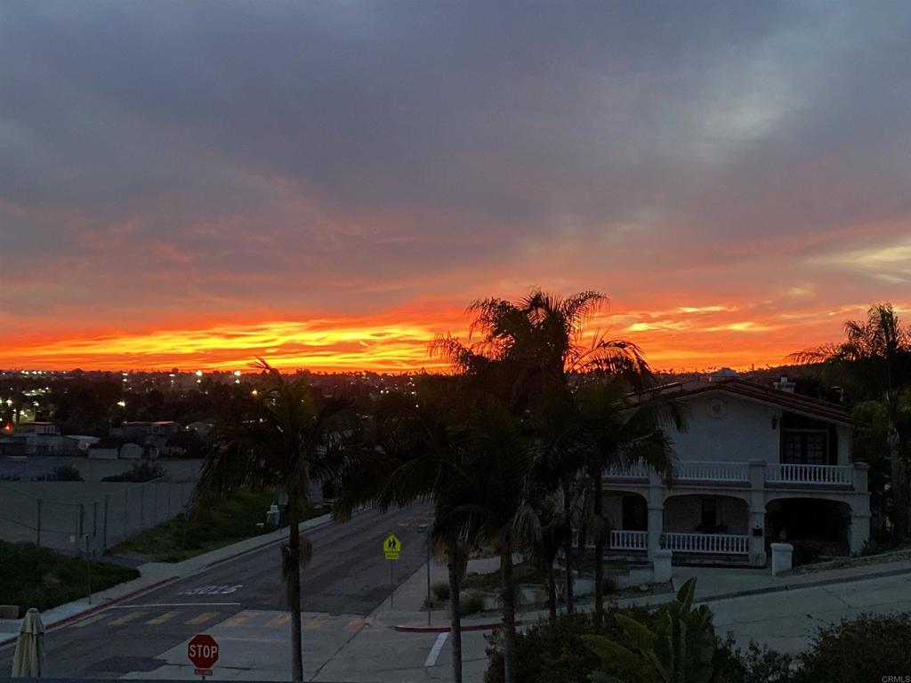 https://media.crmls.org/mediaz/c3ba03ed-698f-40af-978e-3d963b5c2b75.jpg?preset=X-Large