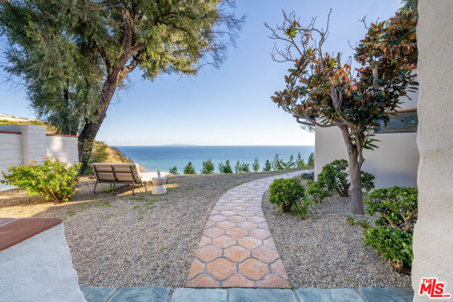 21607 Rambla Vista, Malibu CA: https://media.crmls.org/mediaz/c3bb67dc-b46e-4c48-97c3-355cdd4501e7.jpg