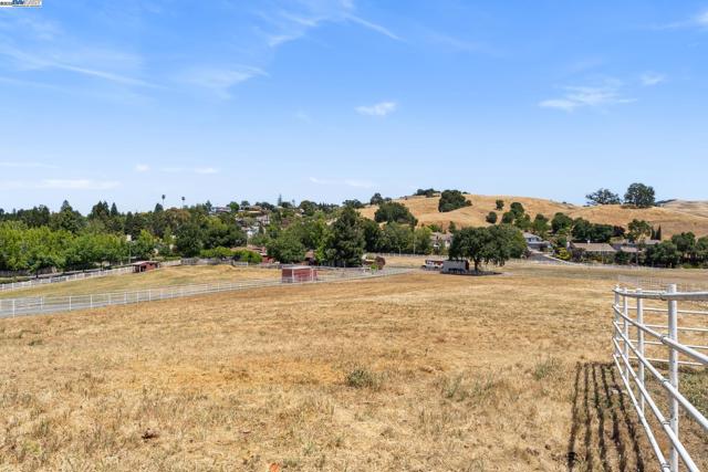 4558 Bernal Ave, Pleasanton CA: https://media.crmls.org/mediaz/c3bcb05b-6b9b-4d9b-99ee-04b4023d885d.jpg
