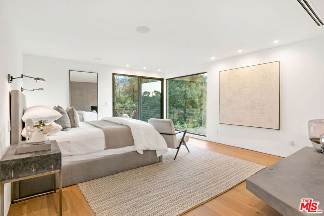11428 Dona Lola Drive, Studio City CA: https://media.crmls.org/mediaz/c3bccecf-76f8-40c0-8b26-ff09bf068e0e.jpg