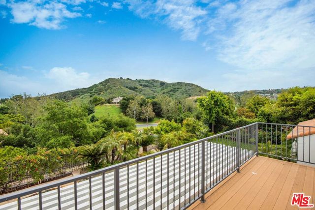 4110 Prado De Los Zorros, Calabasas CA: https://media.crmls.org/mediaz/c3c23931-cf6e-476a-aa5f-7bd51e18da0e.jpg