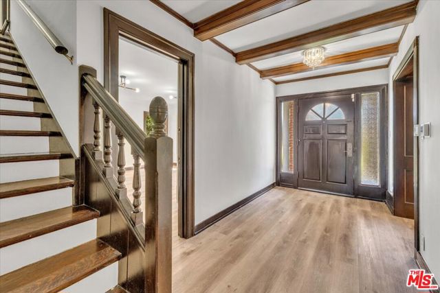 626 N Canon Drive, Beverly Hills CA: https://media.crmls.org/mediaz/c3c2a679-6ca7-4e58-9afc-52068e295a8b.jpg