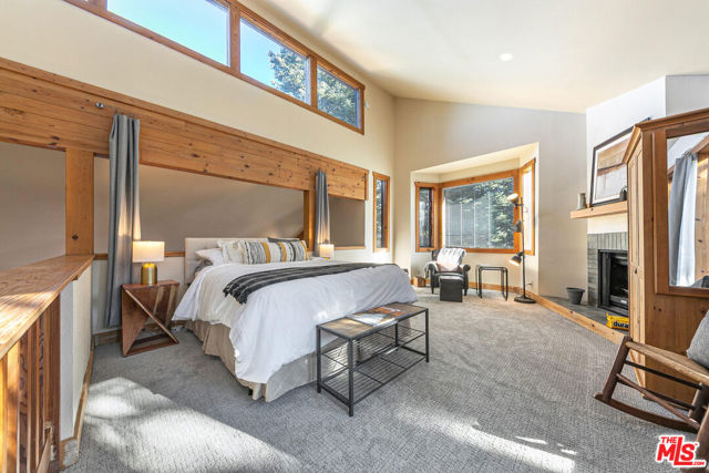 11504 Skislope Way, Truckee CA: https://media.crmls.org/mediaz/c3c2a887-7c5e-4239-973b-8bbe37fec801.jpg