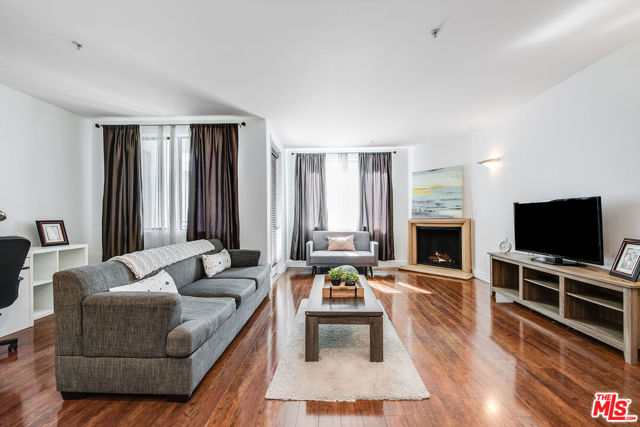 4724 Kester Avenue, Sherman Oaks CA: https://media.crmls.org/mediaz/c3c2ea1a-726e-42bd-8f25-7044e0408bab.jpg