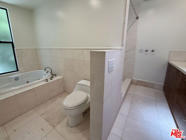 2415 Laurel Pass / Bypass, Los Angeles CA: https://media.crmls.org/mediaz/c3c3a058-e6d6-4184-a0f7-fb0bdf817250.jpg