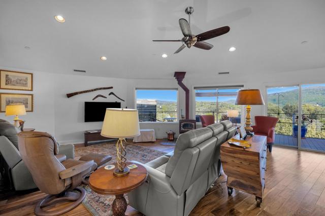 4667 Luneta View Rd, Julian CA: https://media.crmls.org/mediaz/c3c66fbe-af83-4445-9290-1ed0abafe768.jpg