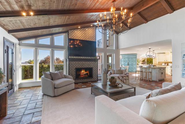 6817 Vianda Ct Court, Carlsbad CA: https://media.crmls.org/mediaz/c3c801db-139f-4103-b597-0d6a99893819.jpg
