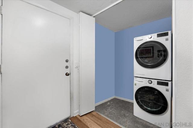 2340 Caringa Way E, Carlsbad CA: https://media.crmls.org/mediaz/c3c91224-0334-4444-8cd8-186ec216e9a9.jpg