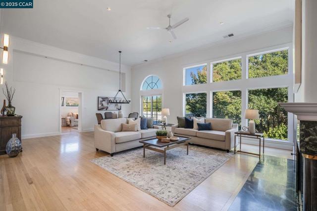 33 Altamount Drive, Orinda CA: https://media.crmls.org/mediaz/c3cd976d-1ecf-4e6c-ba35-3debfac2998d.jpg