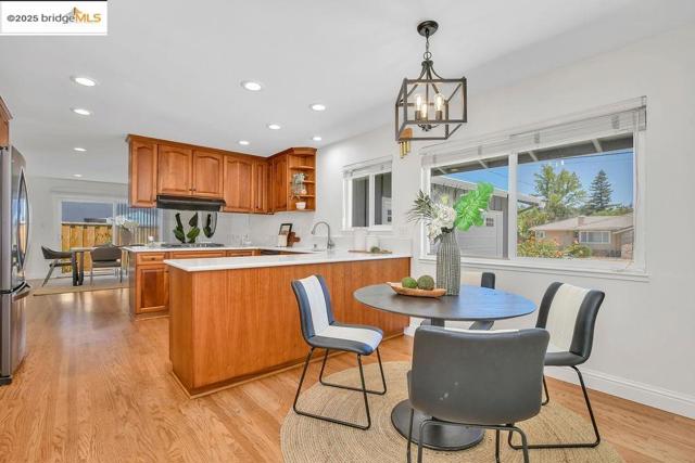 789 E Angela St, Pleasanton CA: https://media.crmls.org/mediaz/c3cdc6ab-4df7-4b5a-9ef3-b4b2e4c2bb48.jpg