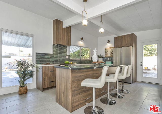 547 N Farrell Drive, Palm Springs CA: https://media.crmls.org/mediaz/c3cf3ea8-7473-4f27-96e4-f97063fbe6df.jpg
