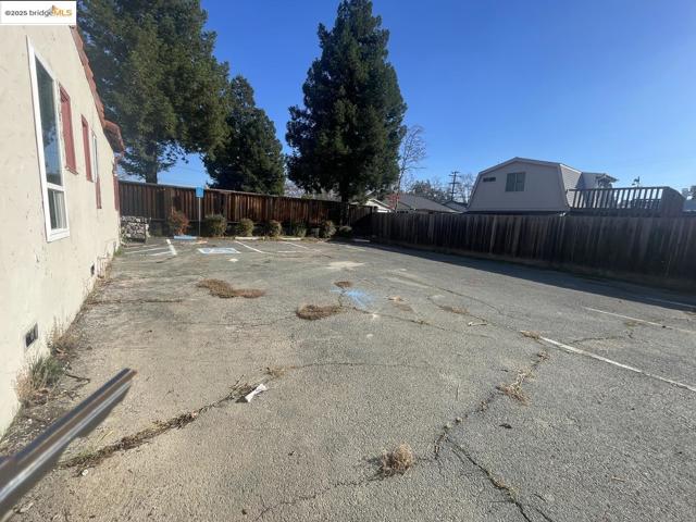 2890 Concord BLVD, Concord CA: https://media.crmls.org/mediaz/c3d035c3-6f5d-4f34-9826-73769a5a64f1.jpg