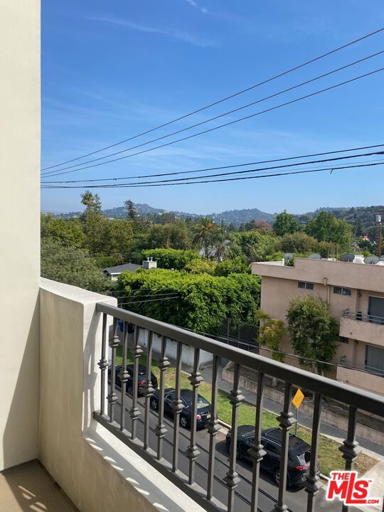 4202 Whitsett Avenue, Studio City CA: https://media.crmls.org/mediaz/c3d04e7c-8f11-4b58-ac11-fd8f86865125.jpg