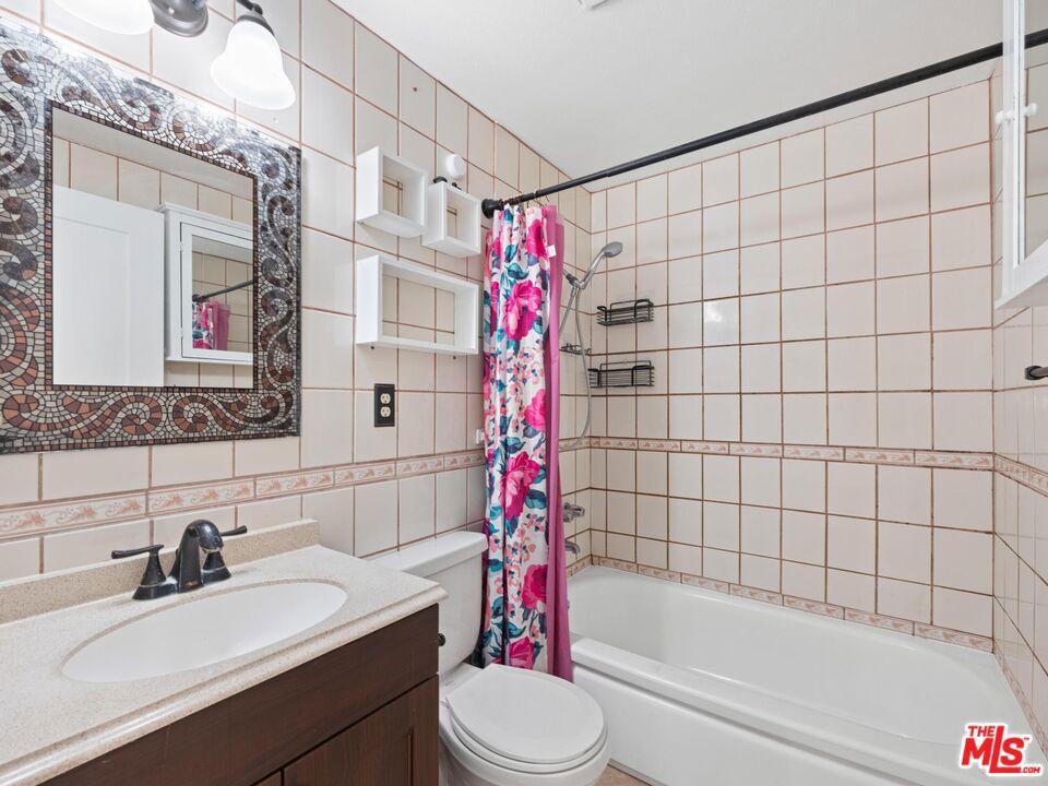 https://media.crmls.org/mediaz/c3d0931c-cabb-4f93-9577-182047e0824d.jpg?preset=X-Large