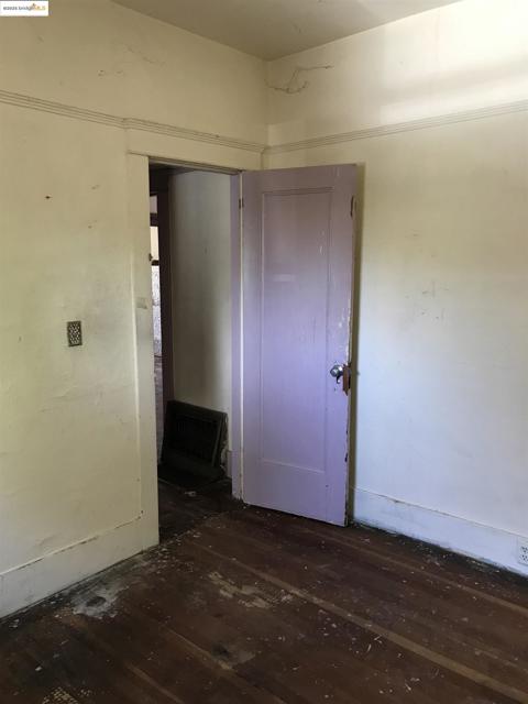5607 Edgerly St, Oakland CA: https://media.crmls.org/mediaz/c3d13df5-dc8b-4e03-b7ca-3ef8165a08a8.jpg