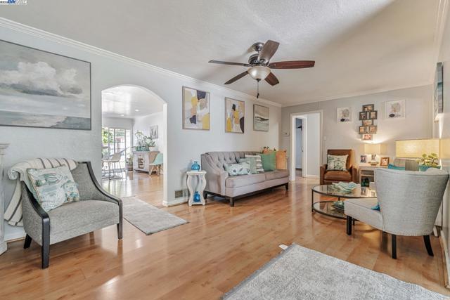 1127 Madera Ave, Menlo Park CA: https://media.crmls.org/mediaz/c3d1bfe5-999e-4358-8917-66024a25530e.jpg