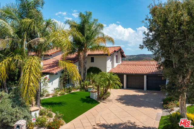 23306 Park Hacienda, Calabasas CA: https://media.crmls.org/mediaz/c3d3694c-43c5-4285-887c-d47620a4ce25.jpg