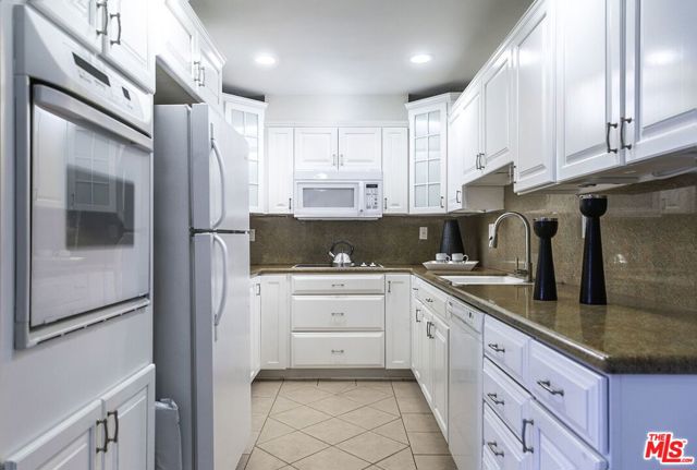 723 Palisades Beach Road, Santa Monica CA: https://media.crmls.org/mediaz/c3d4104e-4e90-4956-8b44-0fddf26dc117.jpg
