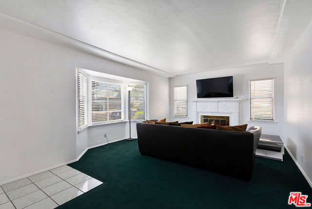 818 N Brand Boulevard, San Fernando CA: https://media.crmls.org/mediaz/c3d5dcb1-50ef-4f13-888b-794cdee57d02.jpg