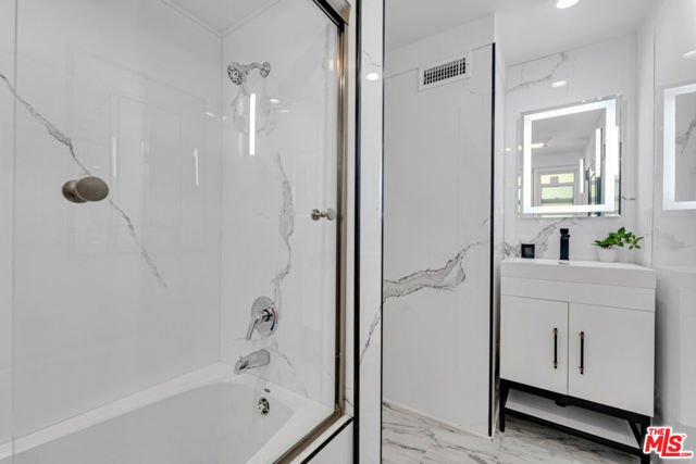 418 N Bowling Green Way, Los Angeles CA: https://media.crmls.org/mediaz/c3d687fb-24aa-43a1-ac57-e663a3de583e.jpg