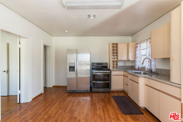 955 S Highland Avenue, Los Angeles CA: https://media.crmls.org/mediaz/c3d6ca5e-2659-4195-8a16-1b2a02237dee.jpg