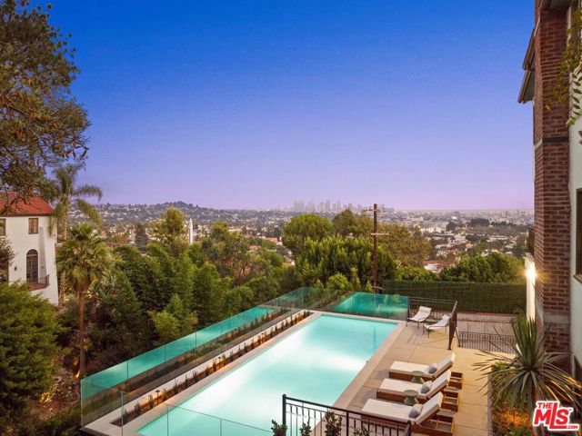 4818 Bonvue Avenue, Los Angeles CA: https://media.crmls.org/mediaz/c3d71bab-7572-4a5e-ad3b-2f2d74928e17.jpg