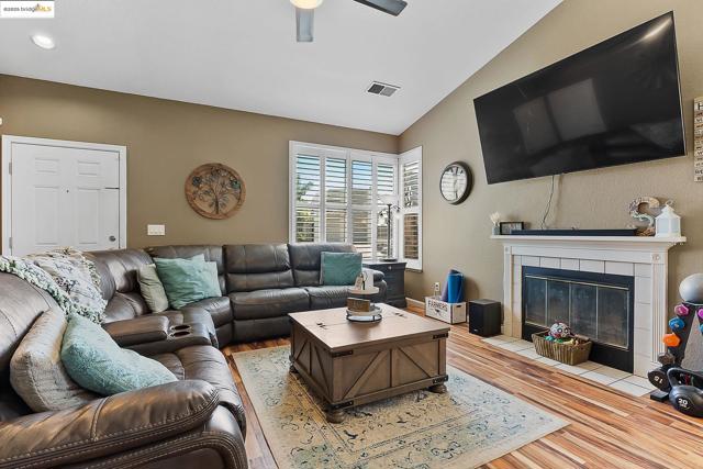 1126 Deerpark Rd, Oakley CA: https://media.crmls.org/mediaz/c3da983d-970e-422c-85e0-583876b968d4.jpg