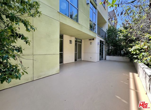 11715 W BELLAGIO Road, Los Angeles CA: https://media.crmls.org/mediaz/c3db0aa3-dad9-4862-8433-9a1a7cf2a57a.jpg