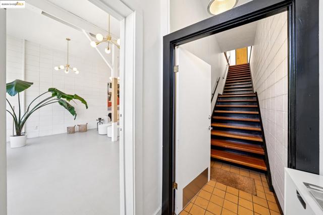 2760 Park Blvd, Oakland CA: https://media.crmls.org/mediaz/c3db637c-b207-42af-b962-ed503518c09b.jpg