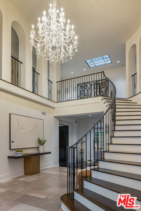 706 N Crescent Drive, Beverly Hills CA: https://media.crmls.org/mediaz/c3dc6d79-a582-428e-be8c-9615f9bd6c15.jpg
