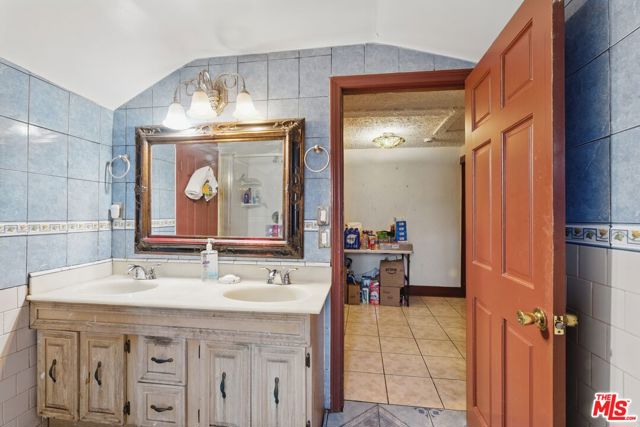 128 N St Andrews Place, Los Angeles CA: https://media.crmls.org/mediaz/c3dd6834-5f74-45a0-bc36-25106f6ff568.jpg