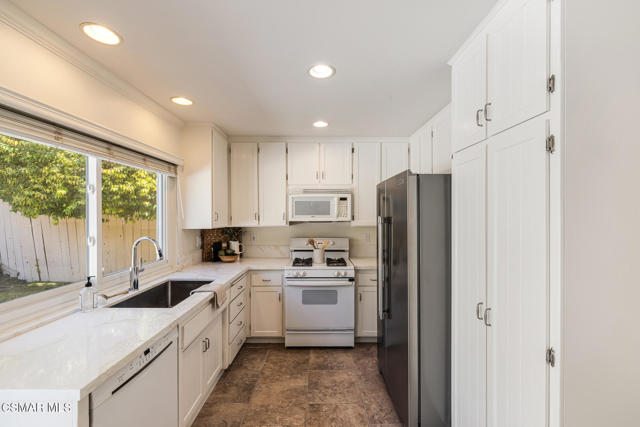 1569 Burning Tree Drive, Thousand Oaks CA: https://media.crmls.org/mediaz/c3de0c68-e226-4c38-89b5-86ad9af6ba42.jpg