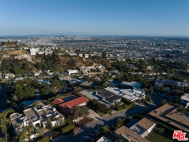 9323 Nightingale Drive, Los Angeles CA: https://media.crmls.org/mediaz/c3de0f6c-8a57-4391-bef3-3c15ea03c2c7.jpg